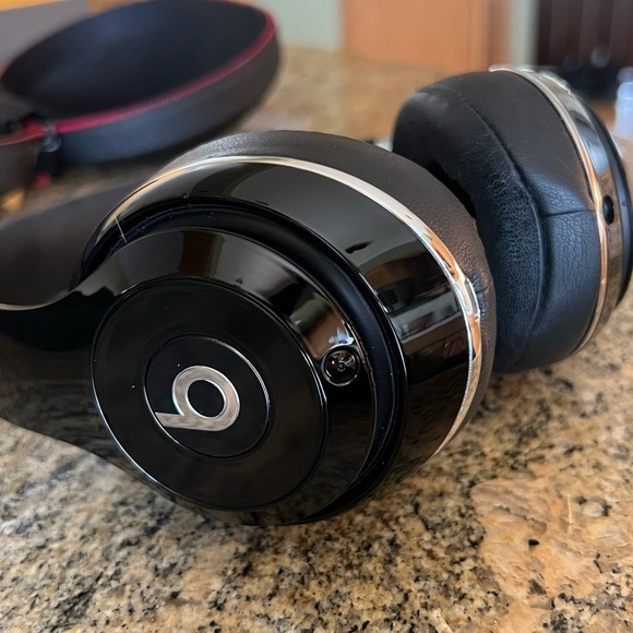 Beats Wireless Over Ear Headphones - Picture 4 of 5